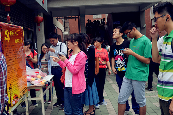 “喜迎十八大，微博寄心语”-活动现场吸引了大量学生“围观”，不少学生现场拿起手机参与寄语