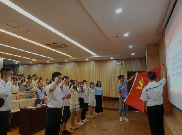 党员重温入党誓词.jpg