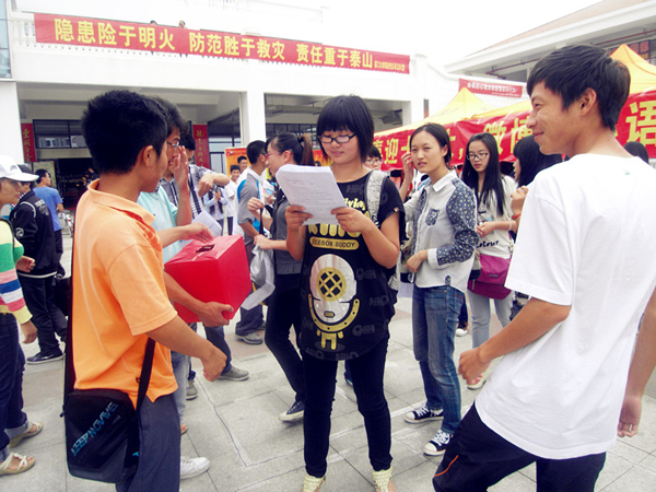 “喜迎十八大,微博寄心语”-十八大知识小竞赛,答题成功也可以获得礼品哦