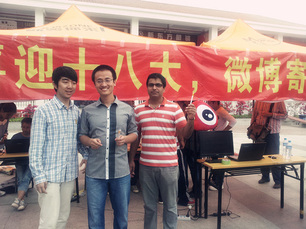 “喜迎十八大,微博寄心语”-来自尼泊尔的医学院学生Keshav(肯沙)在展示他获得的礼品