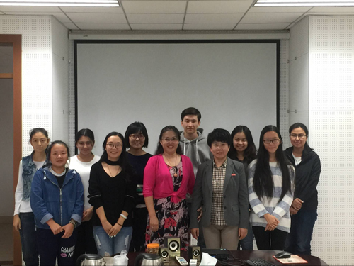 与新疆学生在一起.jpg